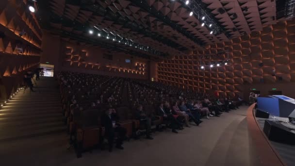 Publikum sitzt während Veranstaltung in Bühnennähe — Stockvideo
