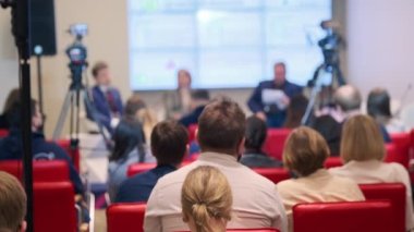 Seminer sırasında tartışmayı dinleyen insanlar