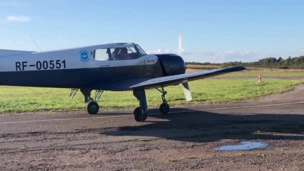 Avión ligero en aeródromo rural — Vídeos de Stock