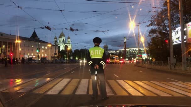 Oficial de trânsito trabalhando na rua à noite — Vídeo de Stock