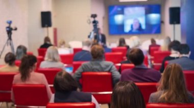 Seminer sırasında tartışmayı dinleyen insanlar
