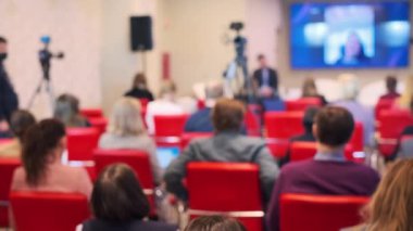 Seminer sırasında tartışmayı dinleyen insanlar