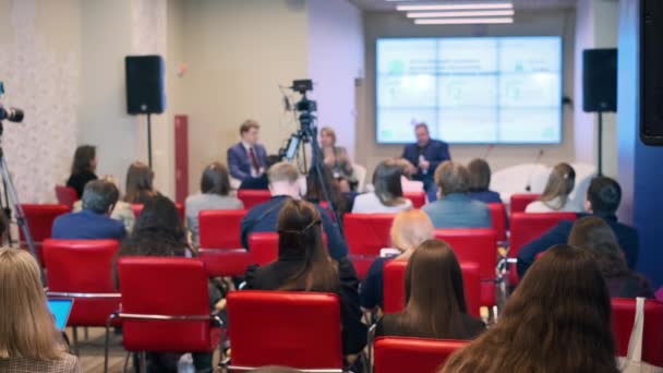Seminer sırasında tartışmayı dinleyen insanlar — Stok video