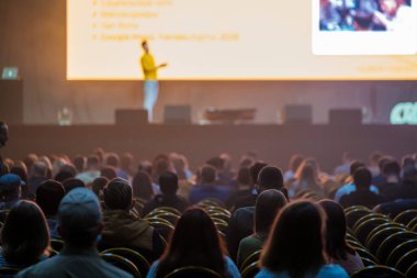 Seminer sırasında konuşmacıları dinleyen izleyiciler