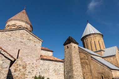 Mavi gökyüzü karşı eski kilise