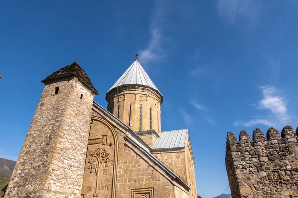 Antigua iglesia contra el cielo azul — Foto de Stock
