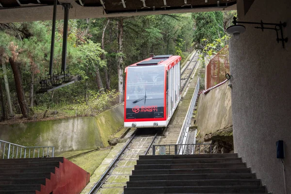 Conducción funicular moderna cuesta abajo —  Fotos de Stock