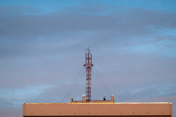 Antenne sur le toit du bâtiment — Photo