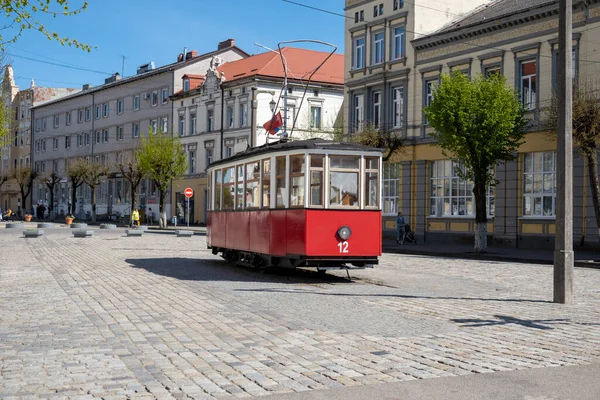 Retro tram op straat — Stockfoto