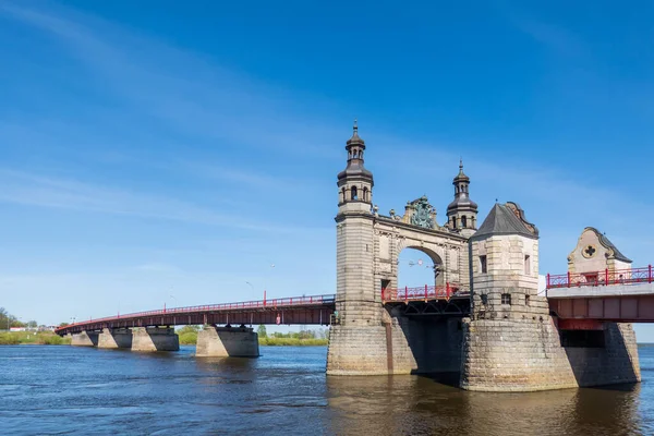 Alte Steinbrücke über den Fluss — Stockfoto