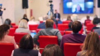 Seminer sırasında tartışmayı dinleyen insanlar