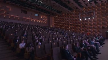Etkinlik sırasında seyirciler sahnenin yakınında oturuyorlar