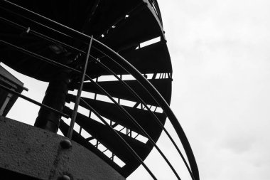 Gri gökyüzüne karşı sarmal merdiven