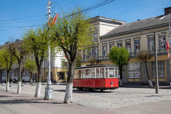 Ретро трамвай на городской улице — стоковое фото