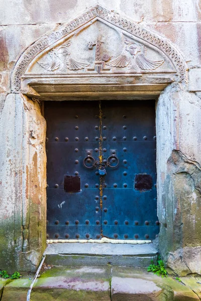 Puerta del antiguo edificio con candado —  Fotos de Stock