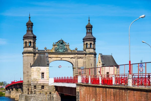 Alte Steinbrücke über den Fluss — Stockfoto