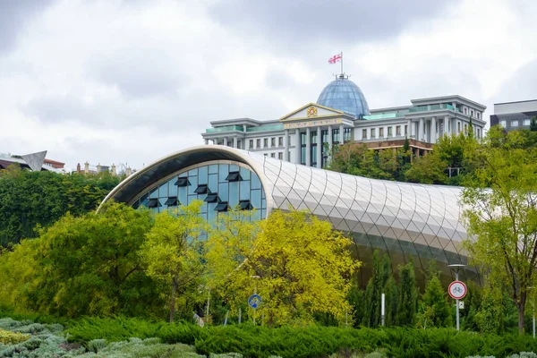 Modern park outside government buildings — Stock Photo, Image