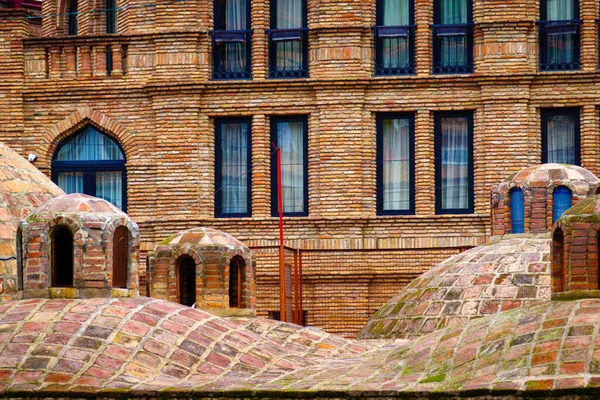 Shabby kopuły przeciwko budynku z cegły — Zdjęcie stockowe