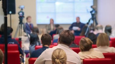 Seminer sırasında tartışmayı dinleyen insanlar