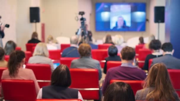 Teilnehmer eines Business-Seminars sitzen während der Rede vor der Kamera — Stockvideo