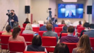 Seminer sırasında tartışmayı dinleyen insanlar