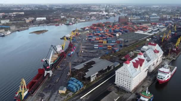 Commercial port near water in city — Vídeo de Stock