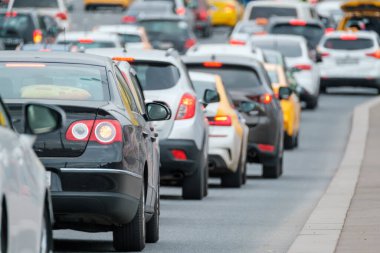 trafik sıkışıklığı içinde sıkışmış otomobil