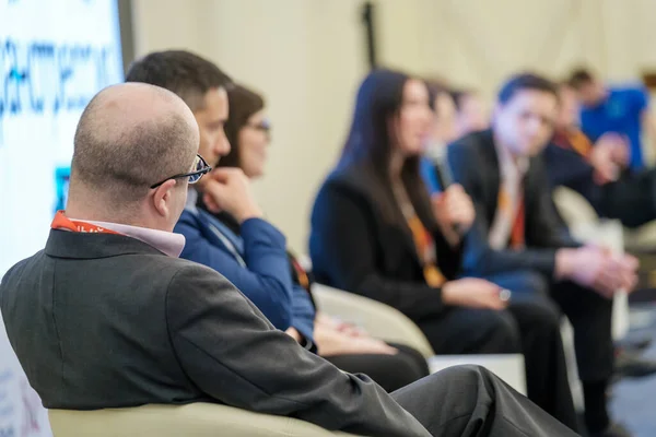 Affärsman lyssnar på kollegor under företagsseminariet — Stockfoto