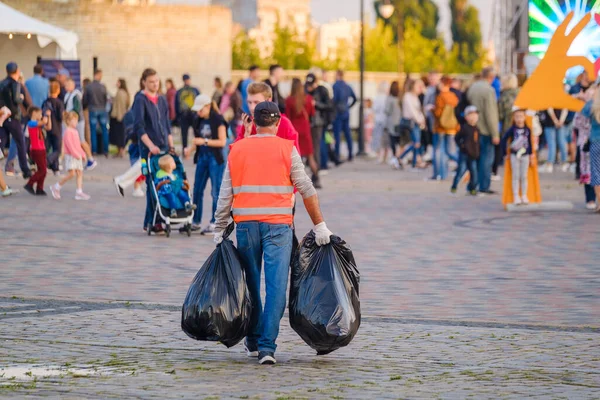 混雑した広場で働く街の清掃員 ストック画像