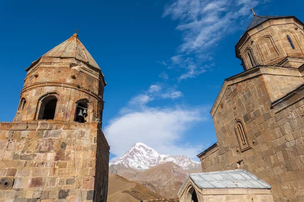 Dağlık arazide eski bir kilise