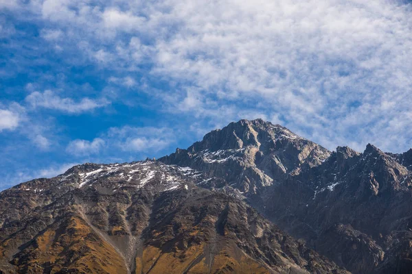 Bergrücken gegen blauen Himmel — Stockfoto