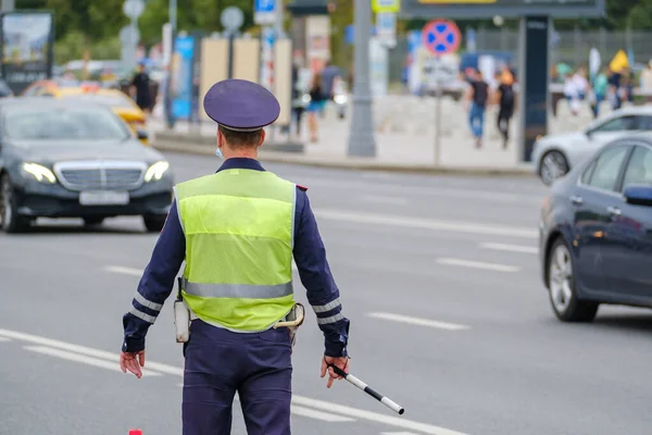 Yolun kenarında duran bir trafik polisi.