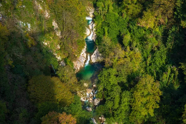 Горная река с водопадами в лесу — стоковое фото