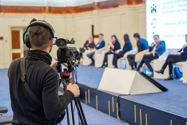 Cameraman schieten zakelijke conferentie sprekers — Stockfoto