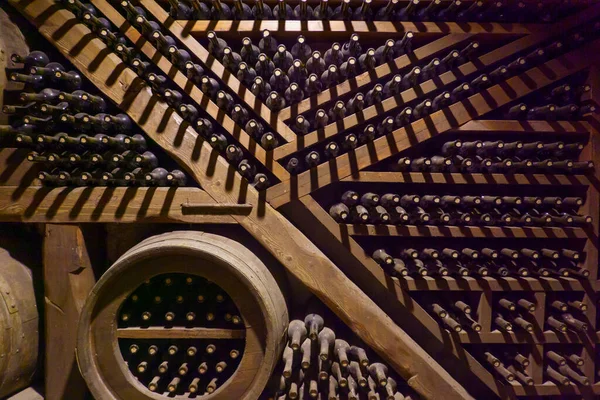 Şarap şişeleri ile ahşap raflar