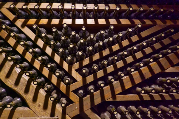 Lumber shelves with wine in cellar — Fotografia de Stock