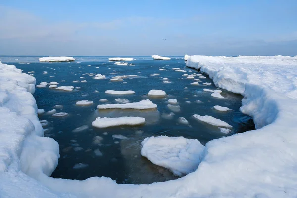 Сніжний берег спокійного моря — стокове фото