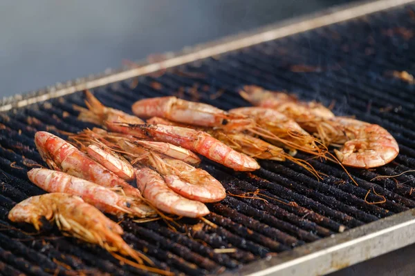 Bunch of shrimps on grill — Stock Photo, Image