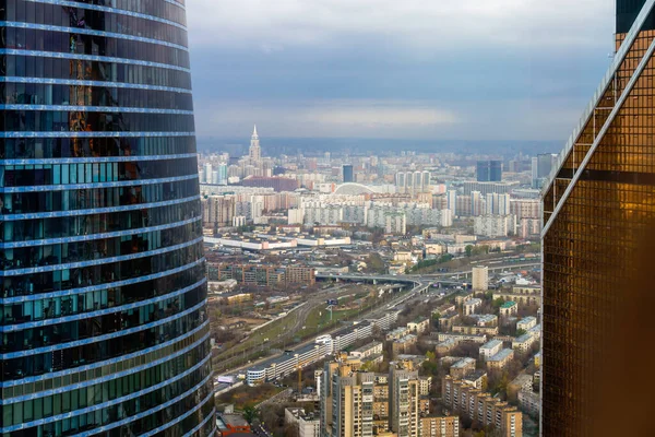Skyskrapor på gatan i modern stad — Stockfoto
