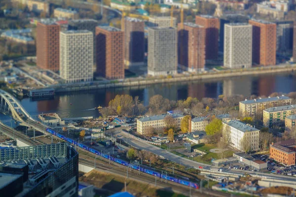 Spoorweg in de stad in de herfst — Stockfoto