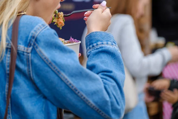 Crop woman eating takeaway salad — Stock Photo, Image