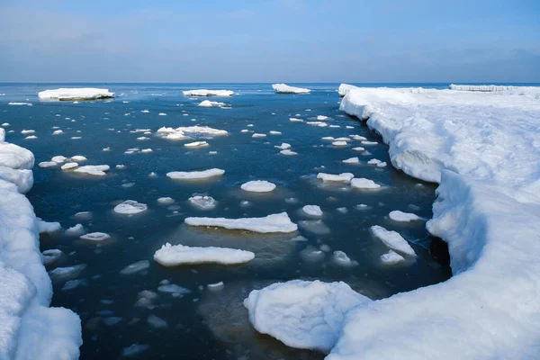 Snowy shore of calm sea — Photo