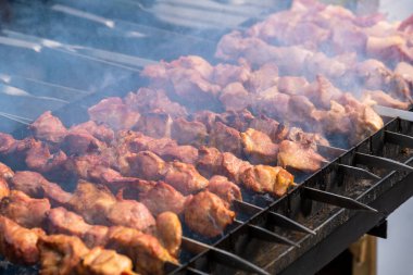 Lezzetli şişler kızarıyor.