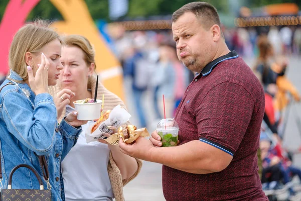 People eating street food during event — Stock Fotó