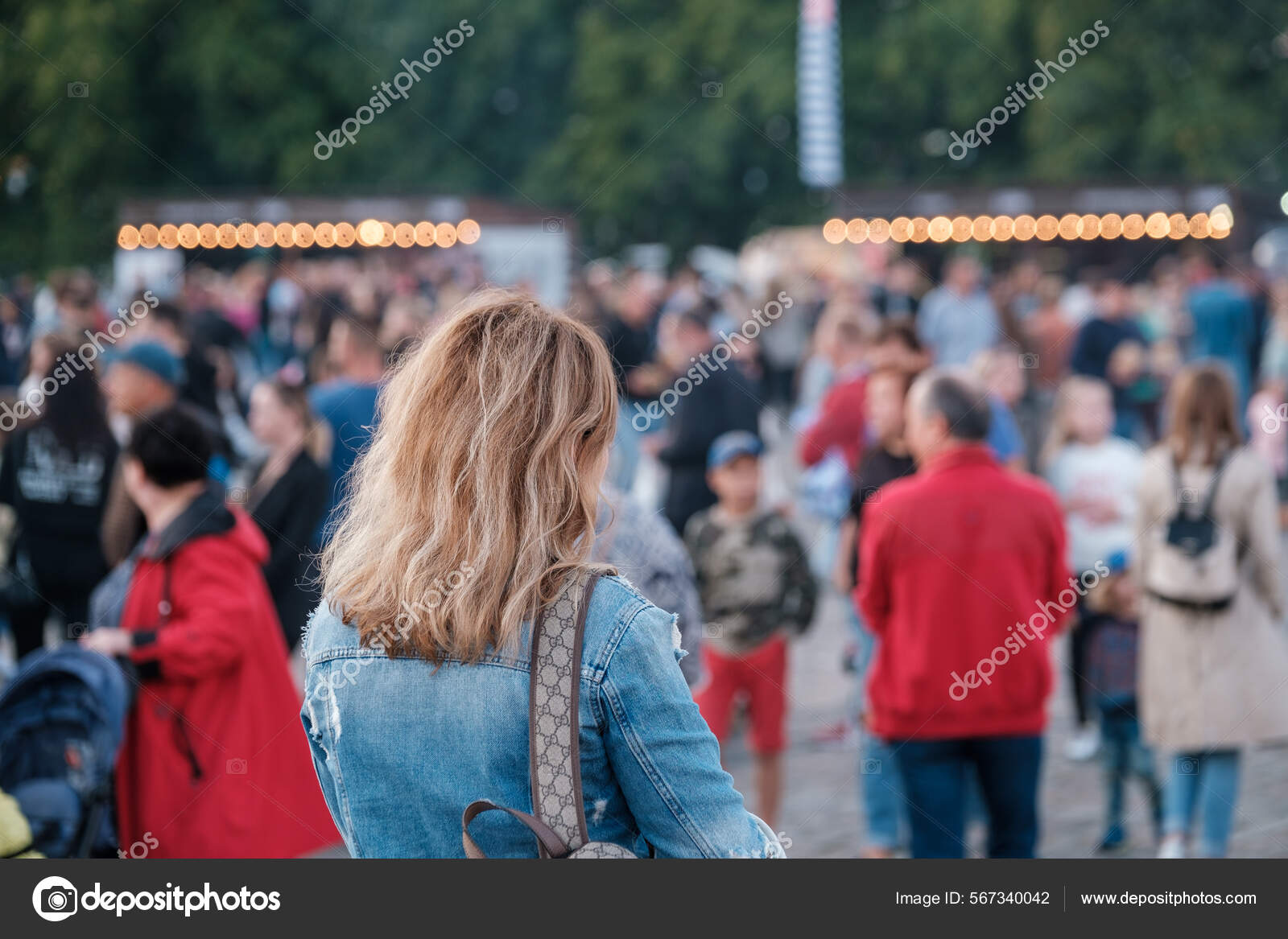 在拥挤的公园里散步的女人—— 库存社论照片© toxawww #567340042, image size:1600x1167