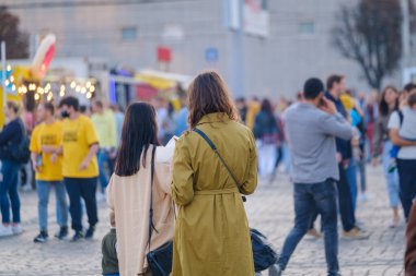 Kalabalık parkta yürüyen bir kadın
