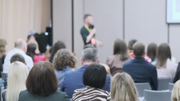 Business seminar participants sitting during speech — Stockvideo