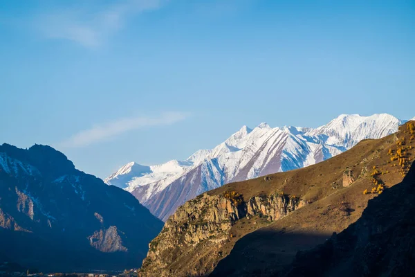 Crinale di montagna contro il cielo blu — Foto Stock