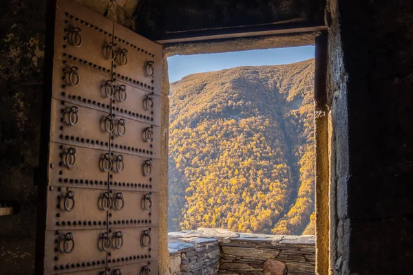 Exuberante pendiente de montaña detrás de balcón envejecido —  Fotos de Stock