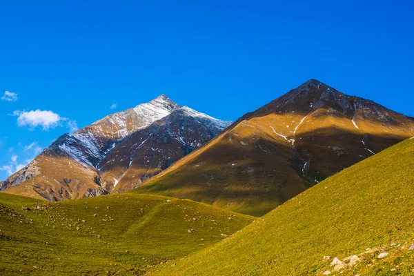 Montañas soleadas contra el cielo azul — Foto de Stock